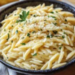 Cremige Orzo-Nudeln mit Knoblauch und Parmesan