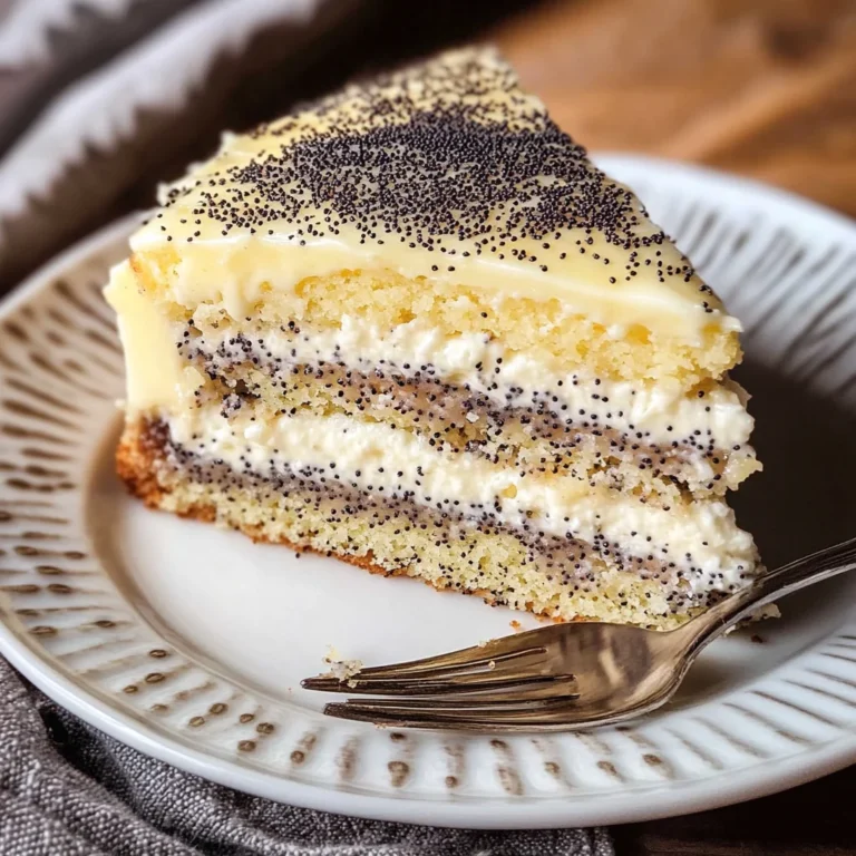Saftiger Mohnkuchen mit Pudding & Schmand (schnelles Rezept)